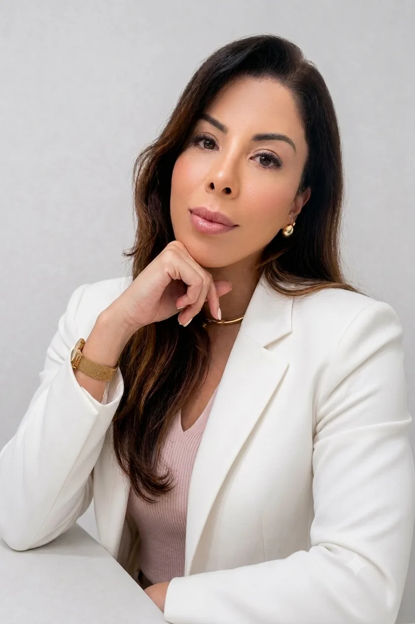 Retrato da Dra. Fabiana Leal, fisioterapeuta especializada em osteopatia pediátrica